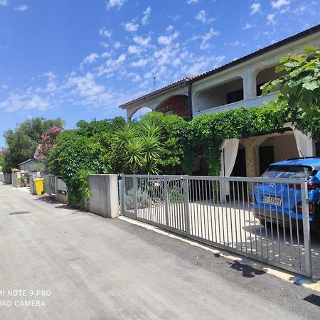 Apartment House Vir-To-All ภายนอก รูปภาพ